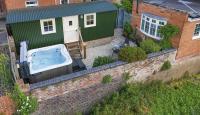 Riverside Shepherd’s Hut with Hot Tub - B&B Tewkesbury