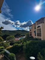 Azurea - Sea view apartment near beach and pools - B&B Roquebrune-sur-Argens