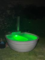 POPPY LUXURY LARGE LODGE Sleeps 10 with HOT TUB Hire Available for your Stay at Fairview Farm, Ravenshead, Nottingham Near Sherwood Forest, Dog Friendly, Farm Stay, Great for Wedding Groups, Families, Hen Do's, Corporate Events, Retreats, Amazing Views! - Chambres d'hôtes Blidworth