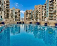Downtown Luxury Flat with Free Pool and Beach Access - Bed and Breakfast El Alamein