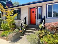 The Orange Door Bungalow- 2-BR w private yard, walkable to cafes & restaurants, 10 min to DT - Chambres d'hôtes Vancouver