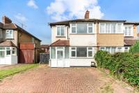 Spacious 4BR House • Sleeps 8 • Free Parking • Ideal for Contractors & Groups - Chambres d'hôtes Londres