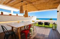 Sea Level Suites, 3 Hab, terraza con vistas al mar, salida a la playa y piscina - B&B Aguadulce