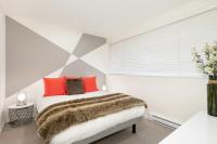 Hearthstone Lodge 8 | Condo in Heart of Village, Private Hot Tub, Wood-Burning Fireplace - Chambres d'hôtes Whistler