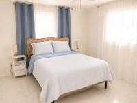 Luxury Renovated Home Near Beaches - B&B Holiday