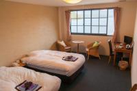 Tweepersoonskamer met 2 Aparte Bedden en Eigen Badkamer