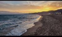 Apartment with Pool 50 meters to the beach - B&B Castelldefels