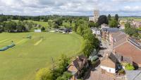 Riverside Cottage & Shepherd’s Hut with Hot Tub - Bed and Breakfast Tewkesbury
