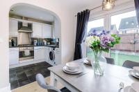 8 of Spades Modern 4 Bed 2 Bath Warrington - B&B Warrington