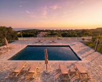 Villa Aurea Luxury Sunset with Pool - Bed and Breakfast Krimovice