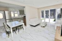Spacious Home Near Woolton Village - B&B Huyton