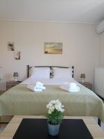 The Pond House near the airport and the sea - B&B Artémida