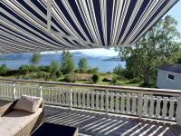 Large House with Fjord View on Andørja - B&B Ibestad