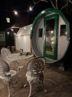 Vitez Guesthouse Siofok - detached house with yard and Sauna - B&B Siófok