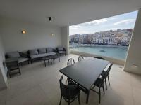 Stunning Seafront 3-BDR Apt with Huge Terrace & Bay Views - B&B Marsaskala