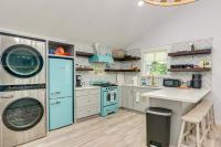 1 Mi to Beach & Bay! Group Getaway in Galveston - B&B Galveston