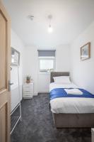 Spacious 8 Bedroom Home Sleeps 19 with Games Room - B&B Blackpool