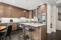 Luxury Carrington Home with Central AC, Garage and Games - Bed and Breakfast Calgary