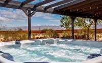 Cheerful 2bedroom home with hot tub and cowboy pool in Joshua Tree - Ferienwohnung Joshua Tree