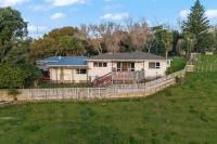Pokeno Country Retreat - Spa, BBQ and Rural Views - Chambres d'hôtes Pokeno