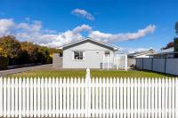 Cozy Retreat 2 - modern townhouse living - B&B Taupo
