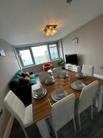 Stunning Sea View 2BR Flat Sleeps 5 Walk to Beach - Big Savings for Extended Stays - by Nestora Stays Ltd - Ferienwohnung Brighton