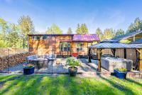 New Luxury Tiny home with Covered hot tub and fire pit - B&B Forks