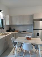 GEORGIAS Apt,brand new 2025 modern Apt in the center of Alikanas - Chambres d'hôtes Alikanás