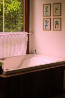 Chalé com hidromassagem e vista para o lago há 1,5km do centro de Domingos Martins - B&B Sooretama