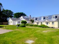 Sunflower Apartment, recently renovated stylish dog-friendly two bedroom apartment near Tenby with outdoor space - Chambres d'hôtes Tenby