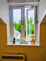 Sunflower Apartment, recently renovated stylish dog-friendly two bedroom apartment near Tenby with outdoor space - Chambres d'hôtes Tenby