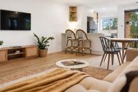 Riviera - Stylish, Sleeps 4, Walk to Beach - B&B Coffs Harbour