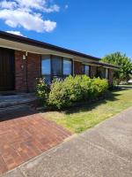 Lbarza Family Friendly 3BR with backyard & single garage near Hospitals & Sporting grounds - B&B Shepparton