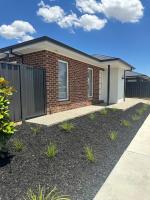 Lbarza Brand New Stylish 2BR Townhouse in Kialla - B&B Keely