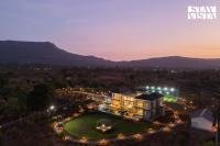 StayVista at Rooted By Frangipani - Pool & BBQ - Chambres d'hôtes Karjat