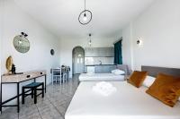 Dreibettzimmer mit Poolblick