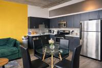 Convenient 2BR Suite in Prime Location with Gym Access & Optional Parking Near McCormick Place and Soldier Field - Chambres d'hôtes Chicago
