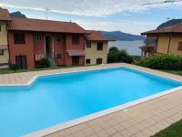 Villa Mirella: Casa vista lago con piscina - B&B Riva di Solto