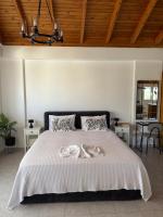 Cozy Library Stay with View - Bed and Breakfast Moíres
