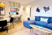 2026 Award Winner, Luxe 2BR, steps to sand & pier, with fire pit, AC and parking - Ferienwohnung Newport Beach