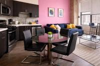 Modern 2BR Loft with Amazing City Skyline View and Optional Parking for 8 Guests Near McCormick Place and Soldier Field - Chambres d'hôtes Chicago