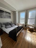 Bright and spacious double room with en-suite - B&B Eastbourne