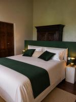 Habitación con cama extragrande.