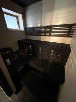 Sauna & outdoor hot tub, 6 people, Parking, AC, 2BR - B&B Helsinki