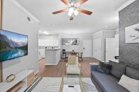 2BR Dallas Escape Near Downtown with Pool Access - Bed and Breakfast Dallas