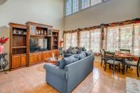 Red Oak Group Getaway w/ Yard + Patio - Chambres d'hôtes Red Oak