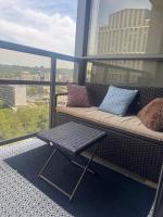 One-Bedroom Apartment with Den With Amazing Views of Hamilton - Ferienwohnung Hamilton