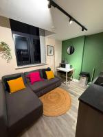 #115 ModernCity Escape Central Apartment- 10 mins to Royal Albert Dock Liverpool- Sleeps 4 - "Perfect for contractors and Families " - Bed and Breakfast Liverpool