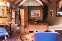 Habitación con cama grande y vistas al jardín