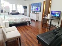 Large 4 Bdr 1 and half Baths with private Pool in Upscale Area - B&B Bakersfield